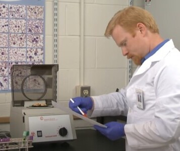 Клиника лечения наркозависимости в Еманжелинске Врач в кабинете клиники